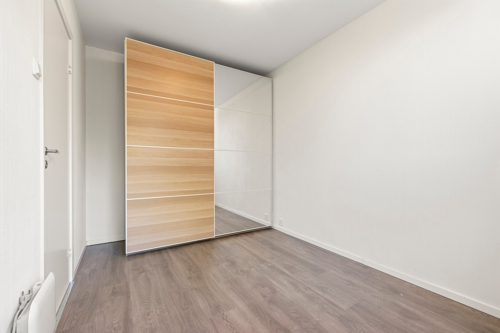 Soverommet er utstyrt med skyvedørsgarderobe som gir praktisk lagringsplass og speileffekt som øker romfølelsen. Skyvedørsgarderoben medfølger. Galleribilde