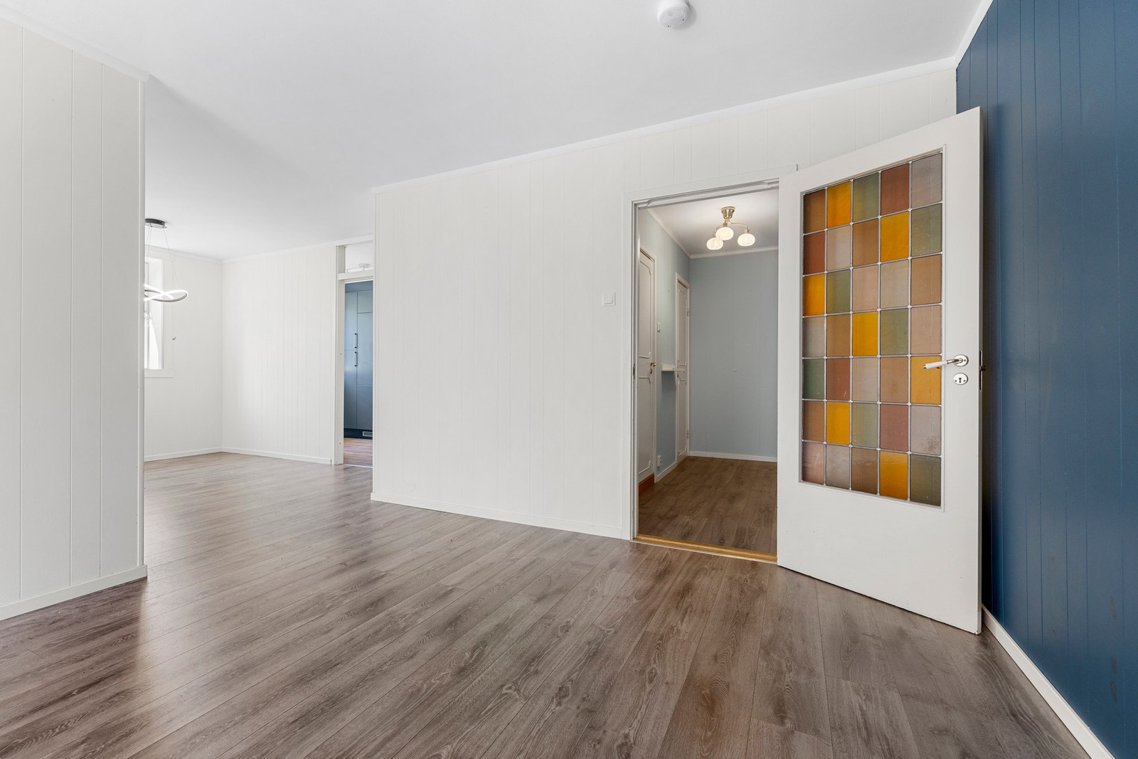 Stuen er koblet sammen med både spisestue og entré. Galleribilde