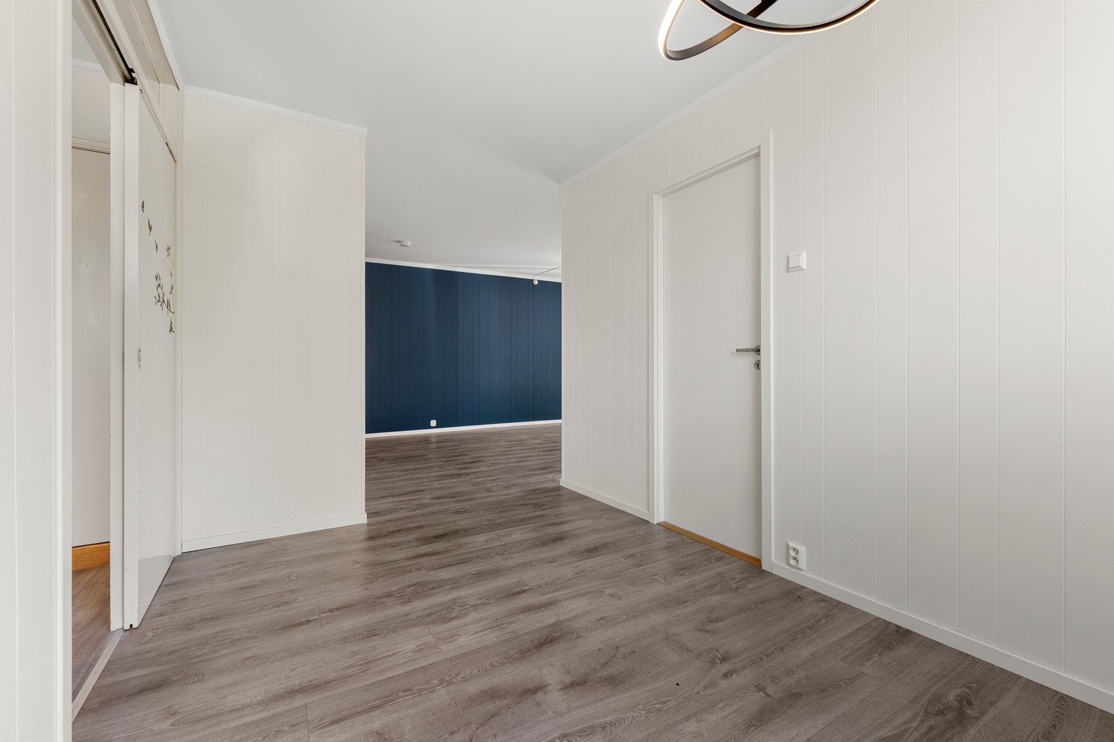 Romslig og åpen spisestue. Galleribilde