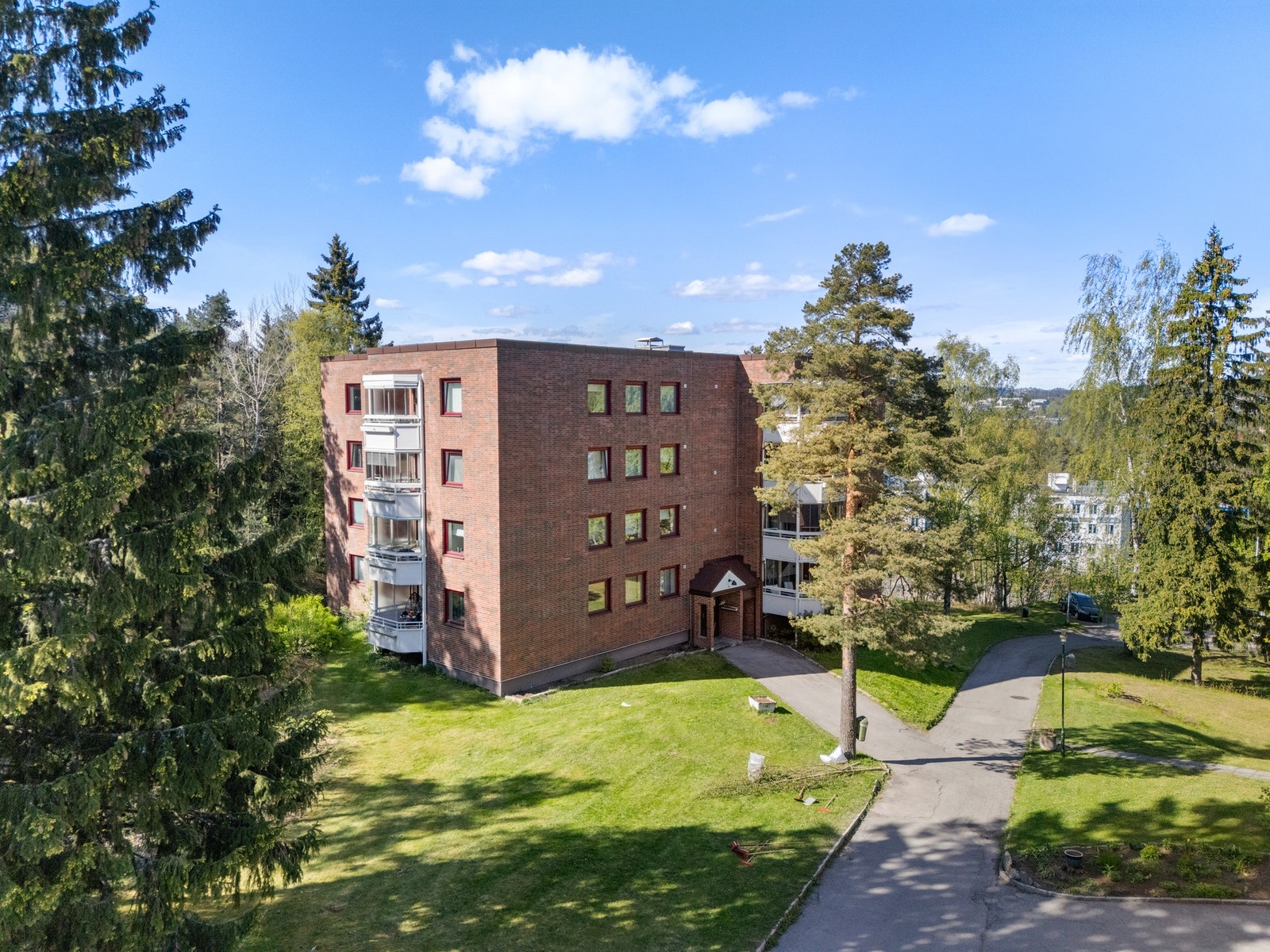 Velstelt inngangsparti og pent opparbeidet uteområde gir et godt førsteinntrykk. Galleribilde