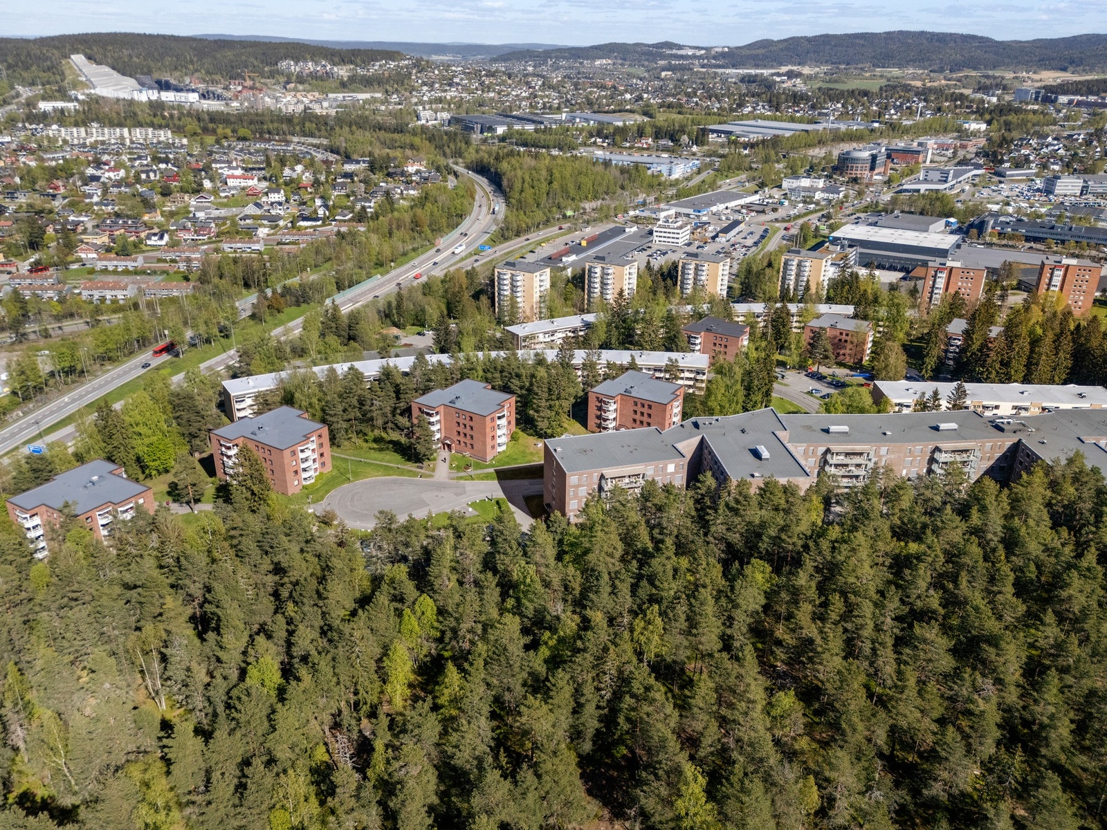 Borettslaget ligger skjermet til, men samtidig sentralt plassert med kort vei til butikker, kollektivtransport og skole. En komplett pakke for en praktisk og naturnær livsstil. Galleribilde