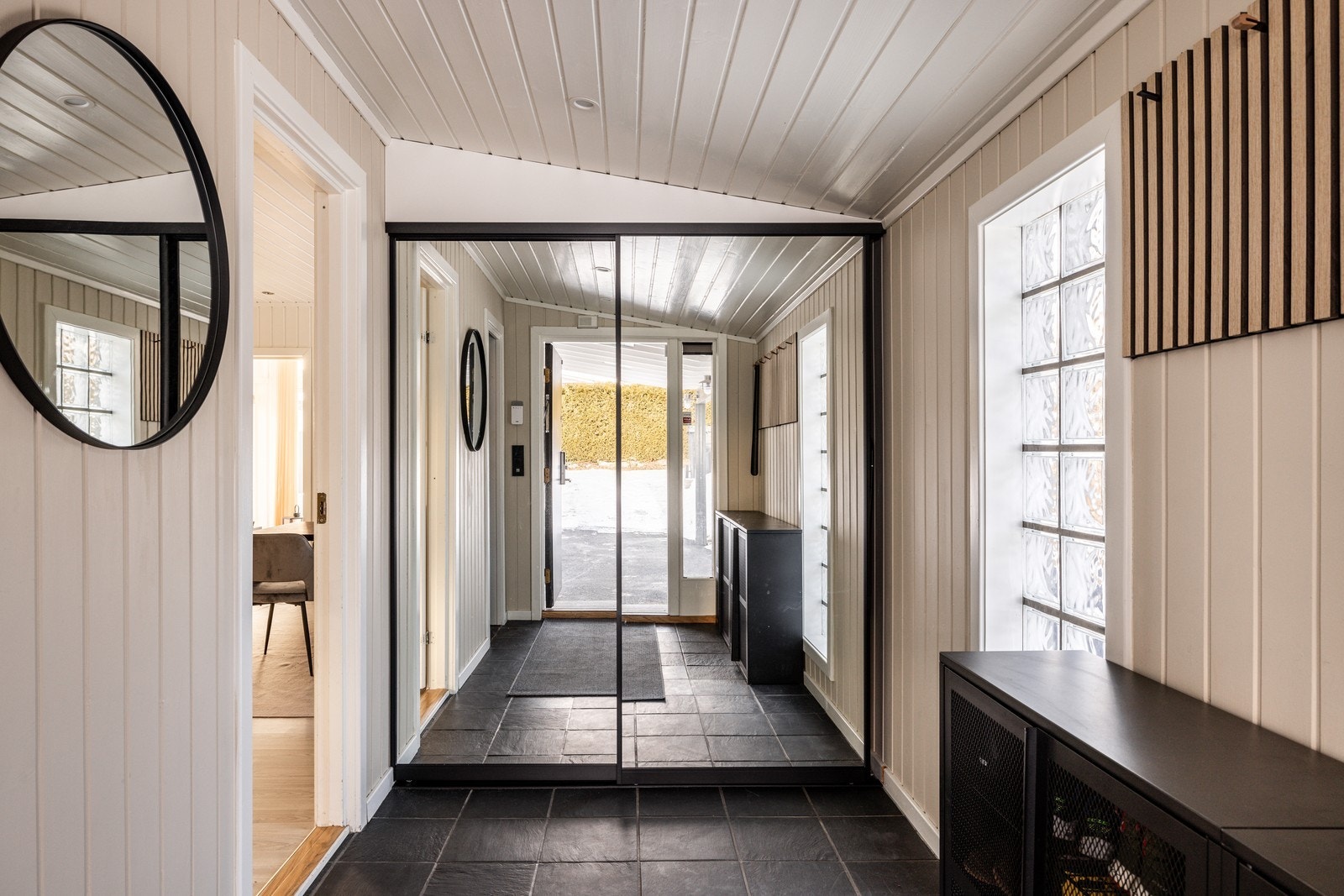 Entré med praktisk garderobe med speil. Galleribilde