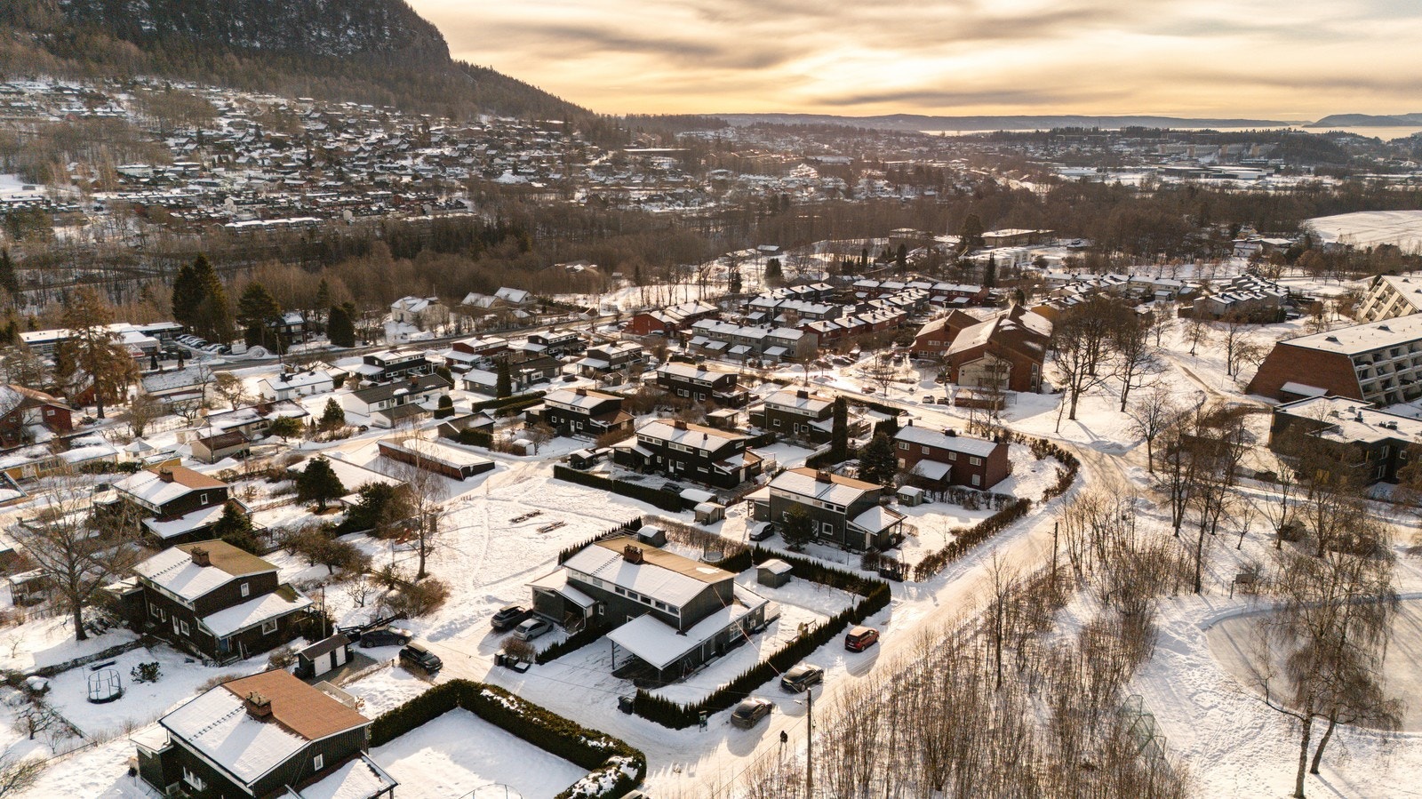 Utsikt mot Kolsåstoppen! Nært Eineåsen, Gommerudbanen, Rykkinnhallen og Berger Svømmehall. Galleribilde