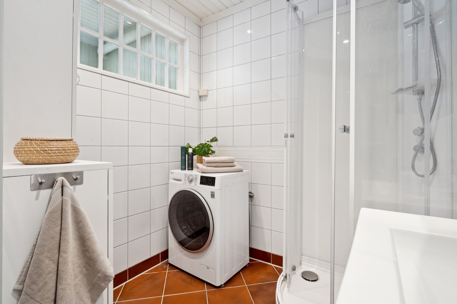 Det er opplegg til vaskemaskin på badet. Galleribilde