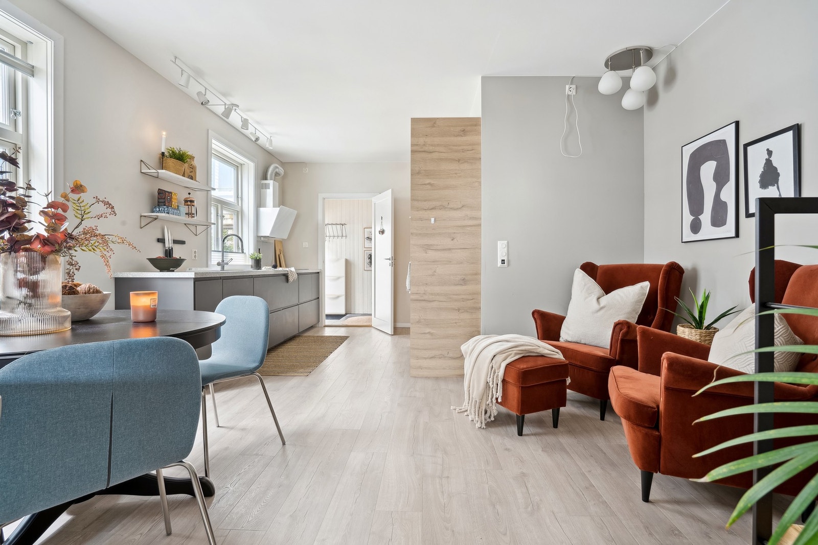 Leiligheten tilbyr en praktisk og luftig planløsning over to etasjer, med effektiv arealutnyttelse som gir rom for både komfort og funksjonalitet. Galleribilde