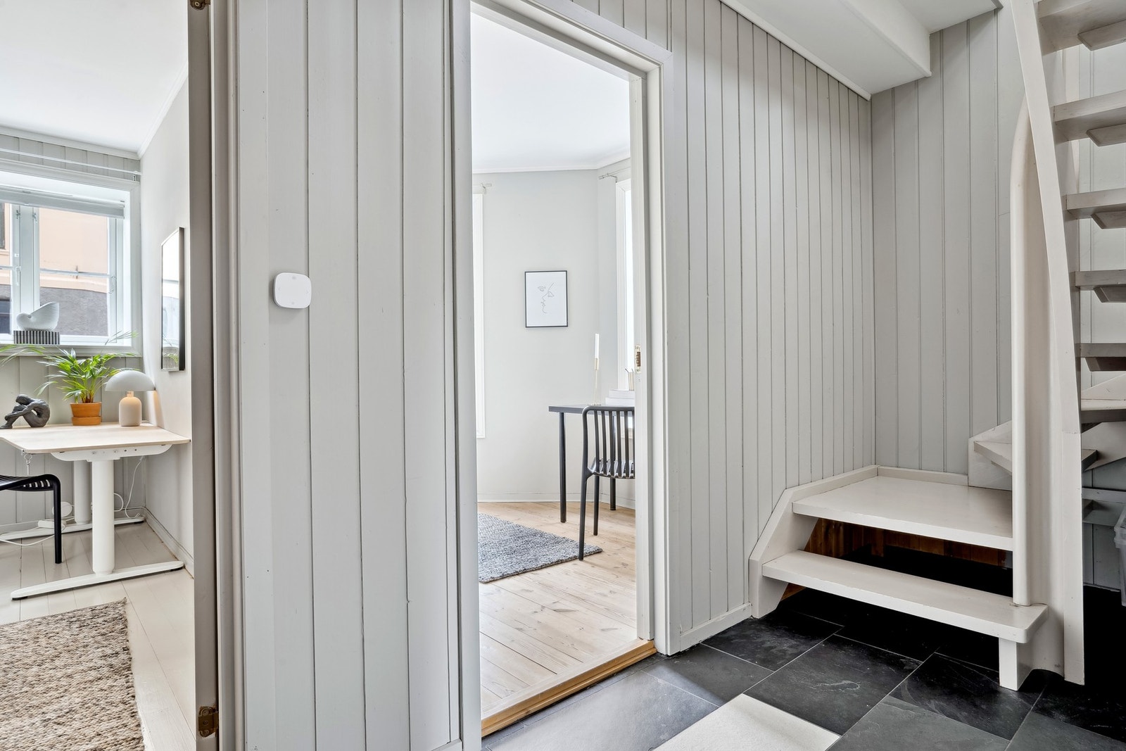 Underetasjen byr på tre romslige soverom, som gir god plass til både hvile og lagring. Galleribilde