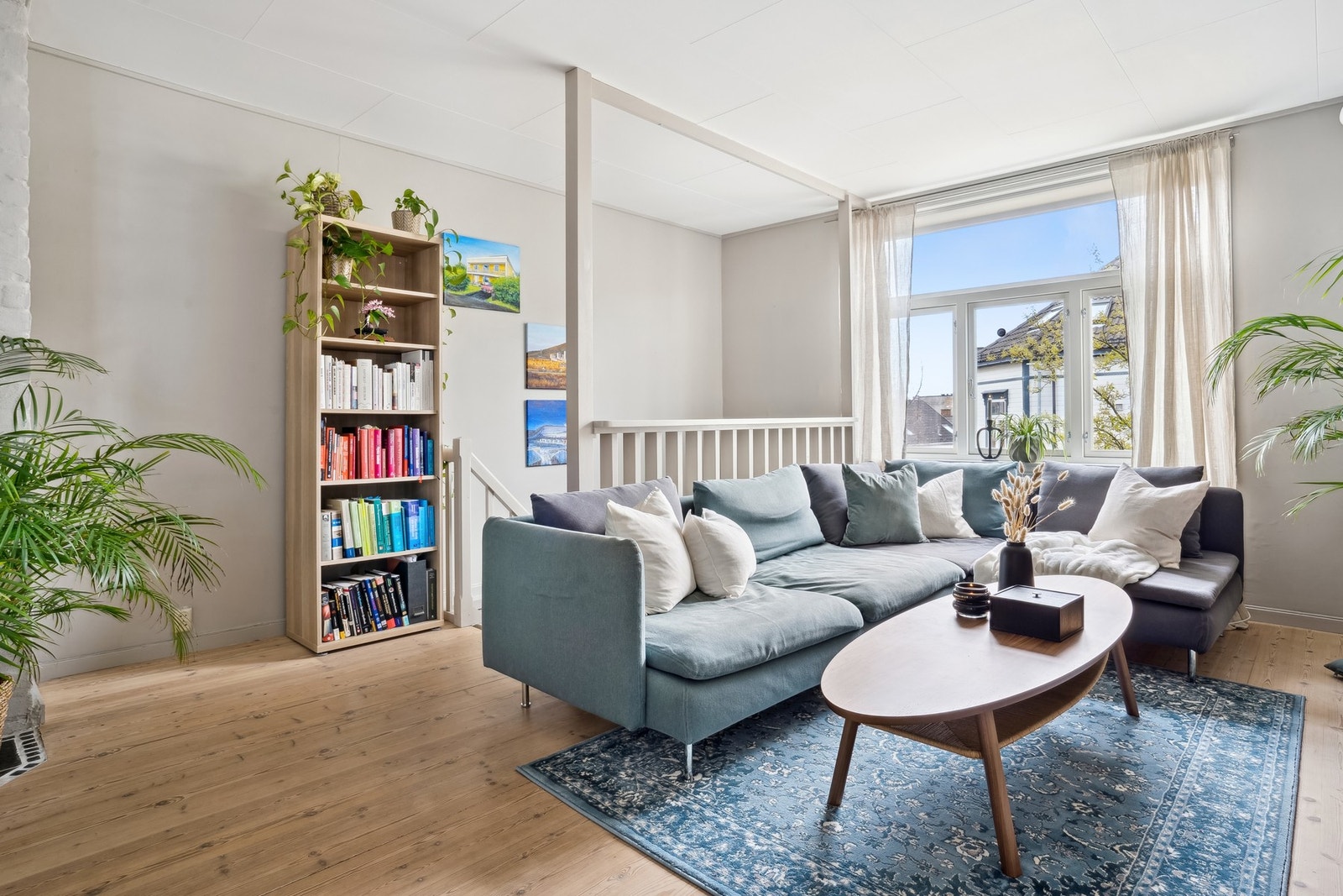 Særegen og stilfull 4-roms leilighet over to plan - lekkert kjøkken fra 2020, flott uteplass og mye inkludert i felleskostnadene. Galleribilde