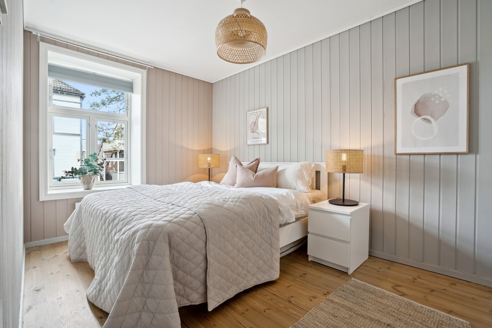 Soverom 1 på 11,3 kvm er både romslig og behagelig, malt i myke gråtoner som skaper en rolig og innbydende atmosfære. Galleribilde