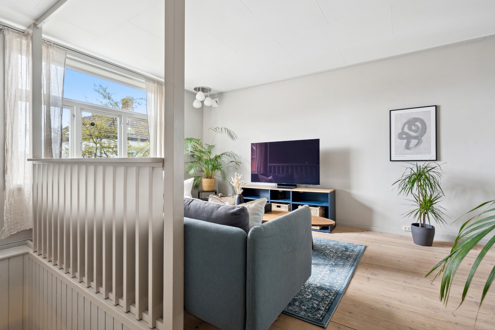 Det er store vinduer og høyt under taket, som er typisk for en bygårdsleilighet. Galleribilde