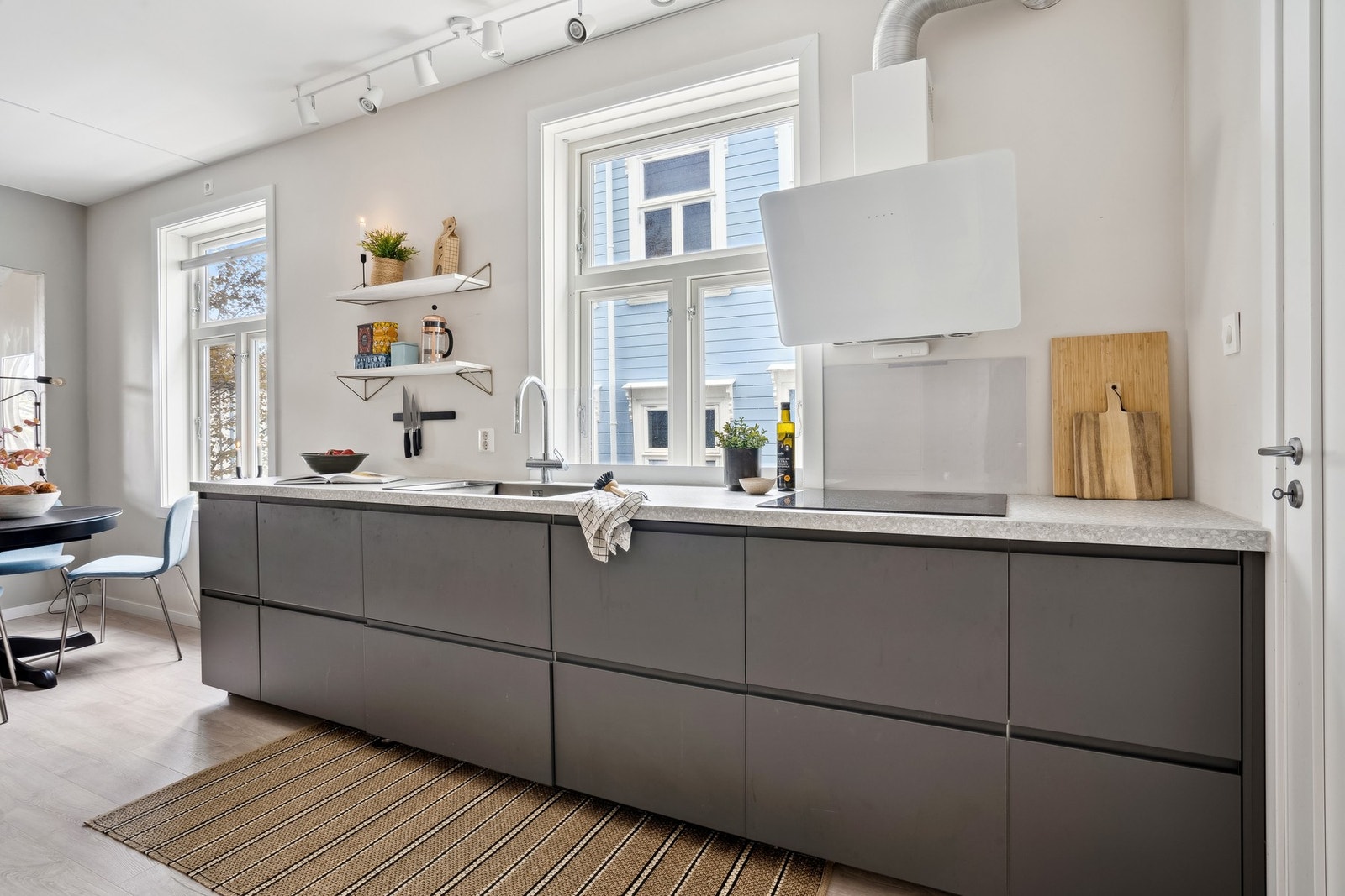 Kjøkkenet er fullt utstyrt med Integrert stekeovn, platetopp, oppvaskmaskin og kjøleskap med fryser. Galleribilde