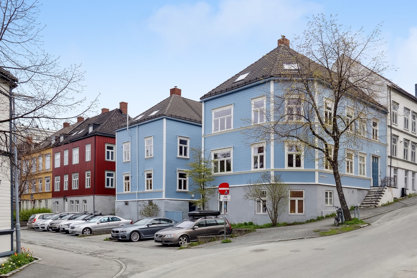 Leiligheten holder en gjennomgående pen standard og ligger i en bygård som er betydelig oppgradert, blant annet med ny fasade og nye vinduer i 2017. Leiligheten går over to plan, med sokkel i gateplan og hoveddel i 1. etasje - som tilsvarer 2. etasje sett Galleribilde