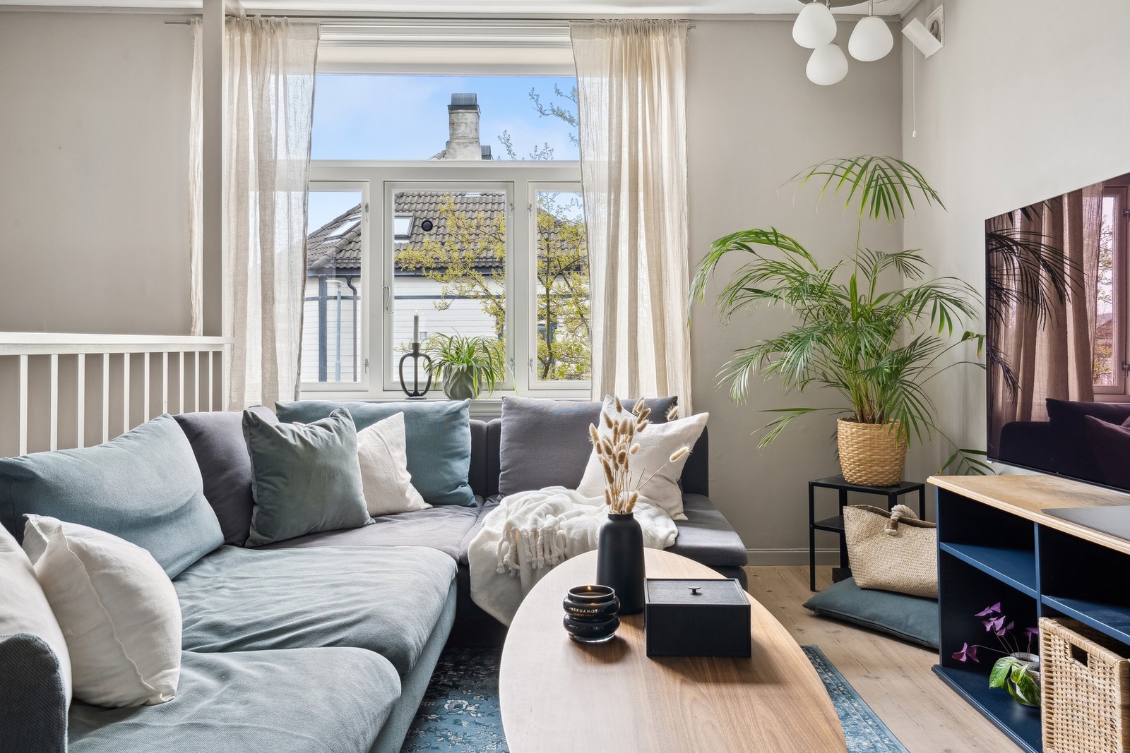 Leiligheten byr på en romslig stue, moderne kjøkken, tre innbydende soverom, bad, praktisk gang og et hyggelig felles uteområde med gode solforhold. Galleribilde