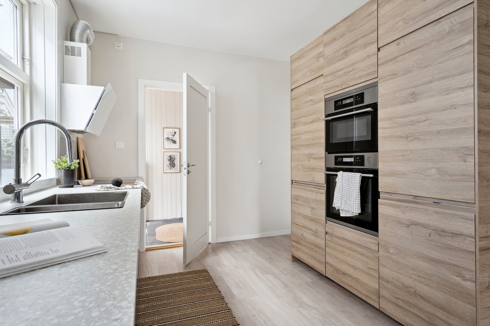 Stilfullt og romslig kjøkken fra 2020, med moderne innredning og glatte fronter som gir et rent og tidløst uttrykk. Galleribilde