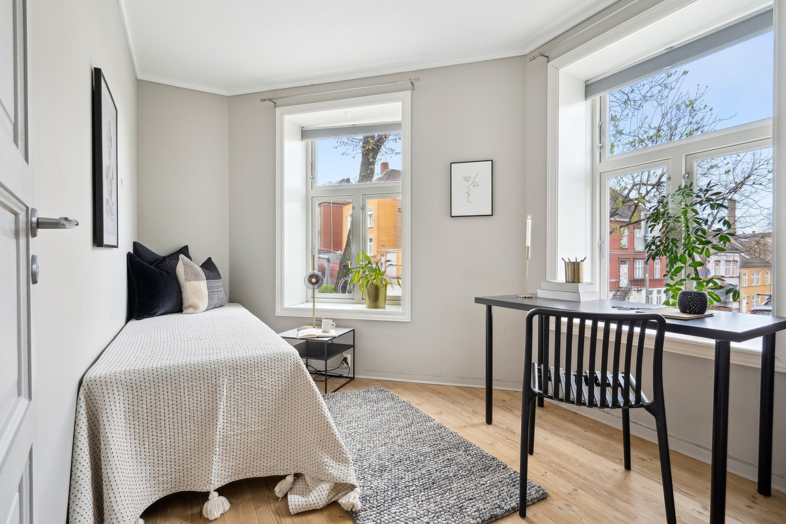 Soverom 2 på 7,3 kvm oppleves romslig med store vinduer og mye lysinnslipp. Galleribilde