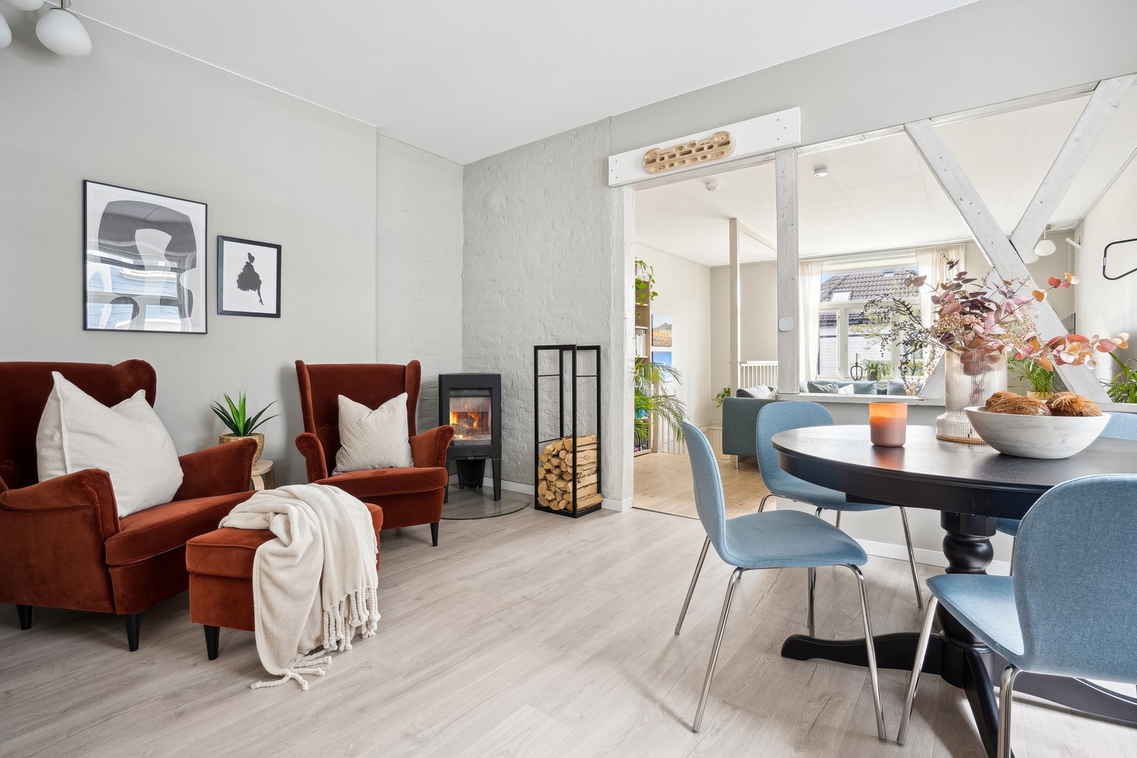 Leiligheten har effektiv elektrisk oppvarming og en vedovn, som skaper en behagelig og varm atmosfære gjennom hele året. Galleribilde