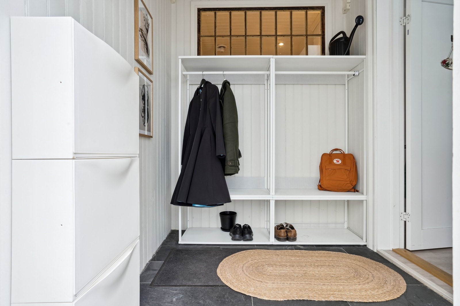 Klesoppheng i gangen som medfølger handelen. Galleribilde