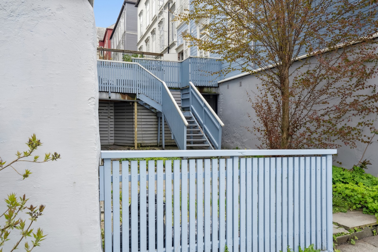 Området har gode kollektivforbindelser med både buss og tog. Nærmeste bussholdeplass er Solsiden, kun ca. 300 meter fra boligen. Galleribilde