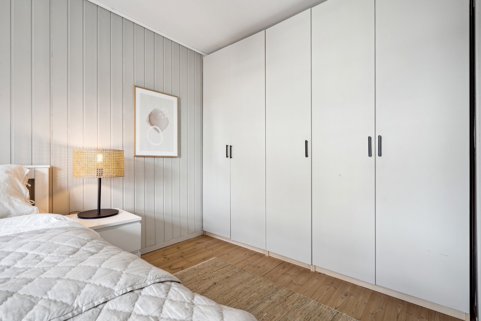 Her har du god plass til både praktiske oppbevaringsløsninger og ønsket sengestørrelse. Galleribilde