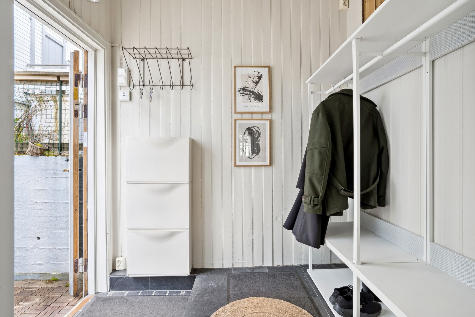 Lys og innbydende entré med god plass til oppbevaring av sko og yttertøy. Galleribilde
