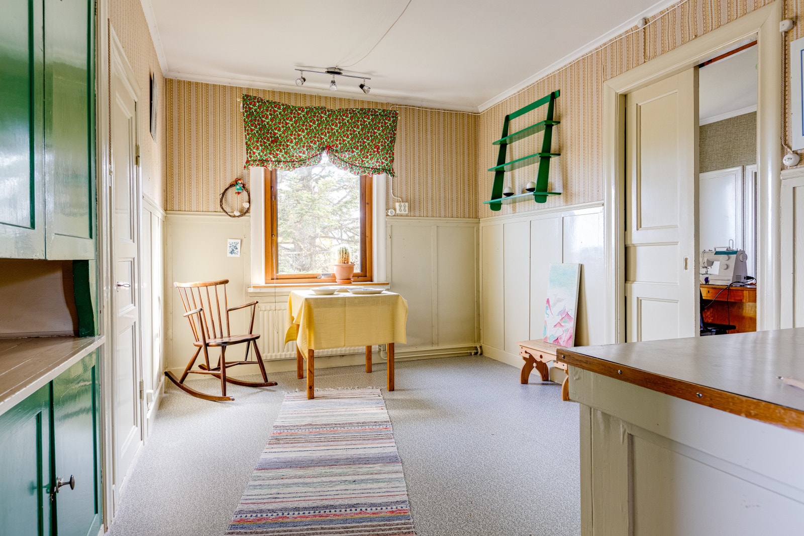 Sovrum med äldre köksinredning Galleribilde