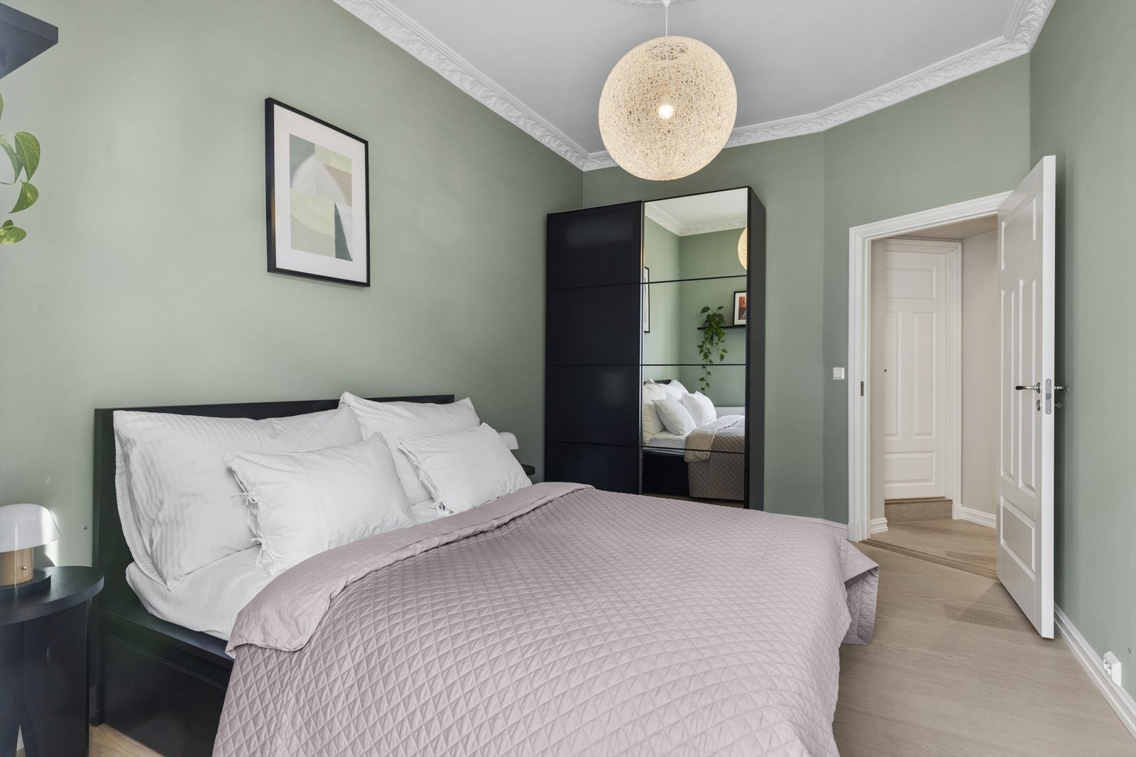 Romslig og luftig soverom med god plass til dobbeltseng og tilhørende nattbord. Garderobe medfølger Galleribilde