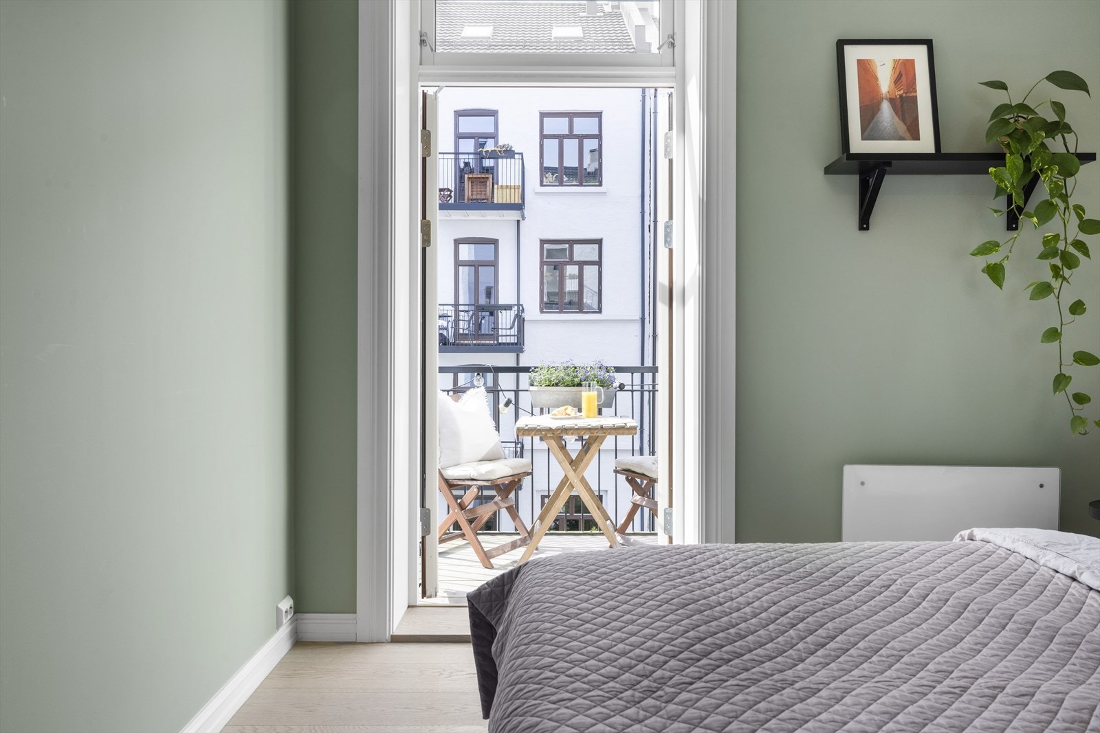 Vestvendt balkong på 3 kvm med adkomst fra soverom Galleribilde