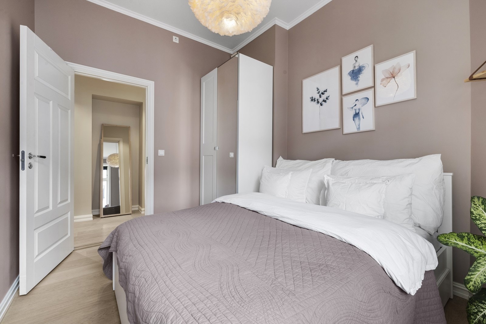 Alle rom er malt i moderne og tidsriktige farger. Garderobe medfølger Galleribilde