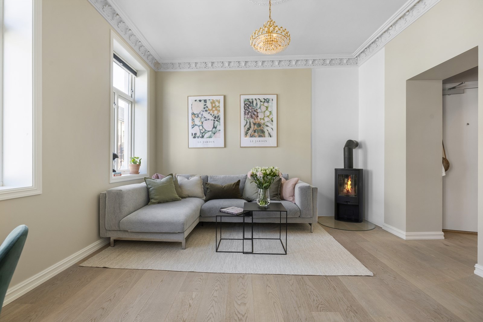 En klassisk, lys og gjennomgående 3-roms med generøs takhøyde og med vestvendt balkong Galleribilde