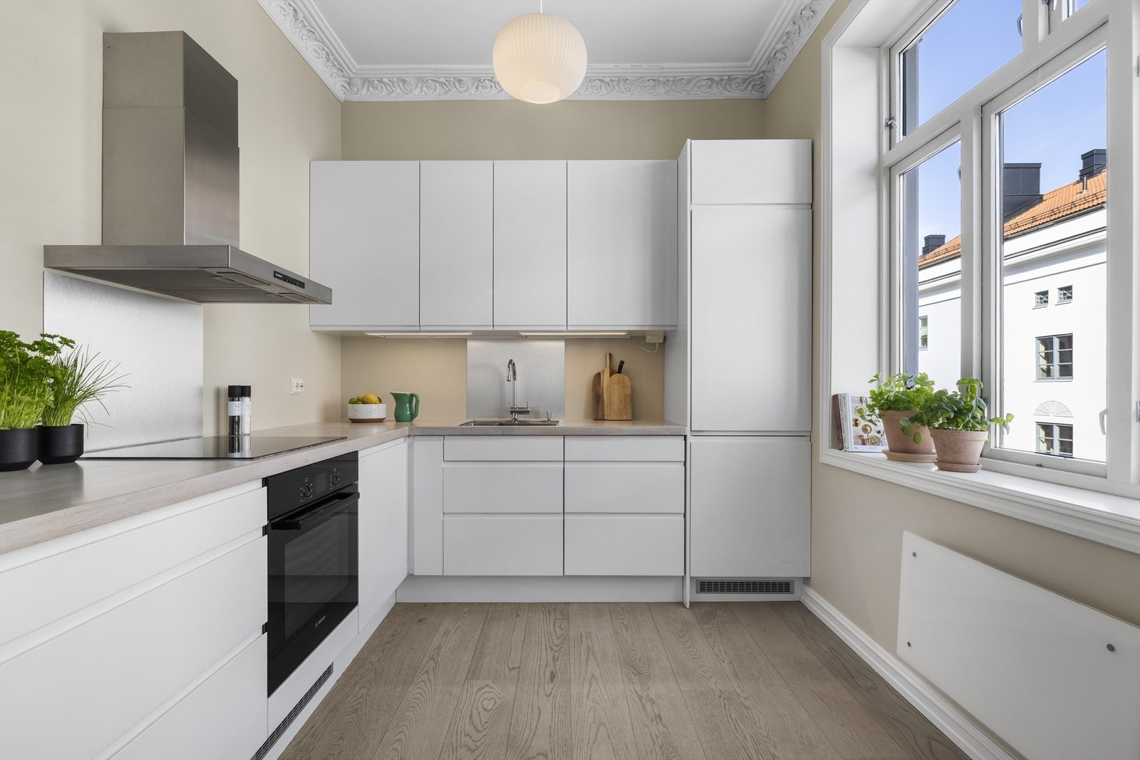 Det er god oppbevaringsplass i både over- og underskap. Kjøkkenet nyter godt av rikelig naturlig lysinnslipp fra et stort vindu, som skaper en lys og luftig atmosfære. Integrerte hvitevarer medfølger - både komfyrvakt og lekkasjesikring med Waterguard Galleribilde