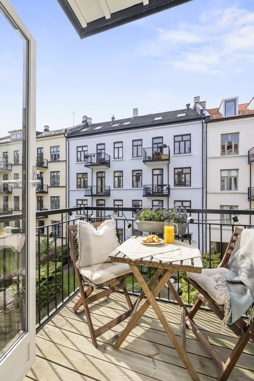 Balkongen har stålrekkverk og er belagt med terrassebord. Balkongen ble montert i forbindelse med oppussing av leiligheten i 2015 Galleribilde