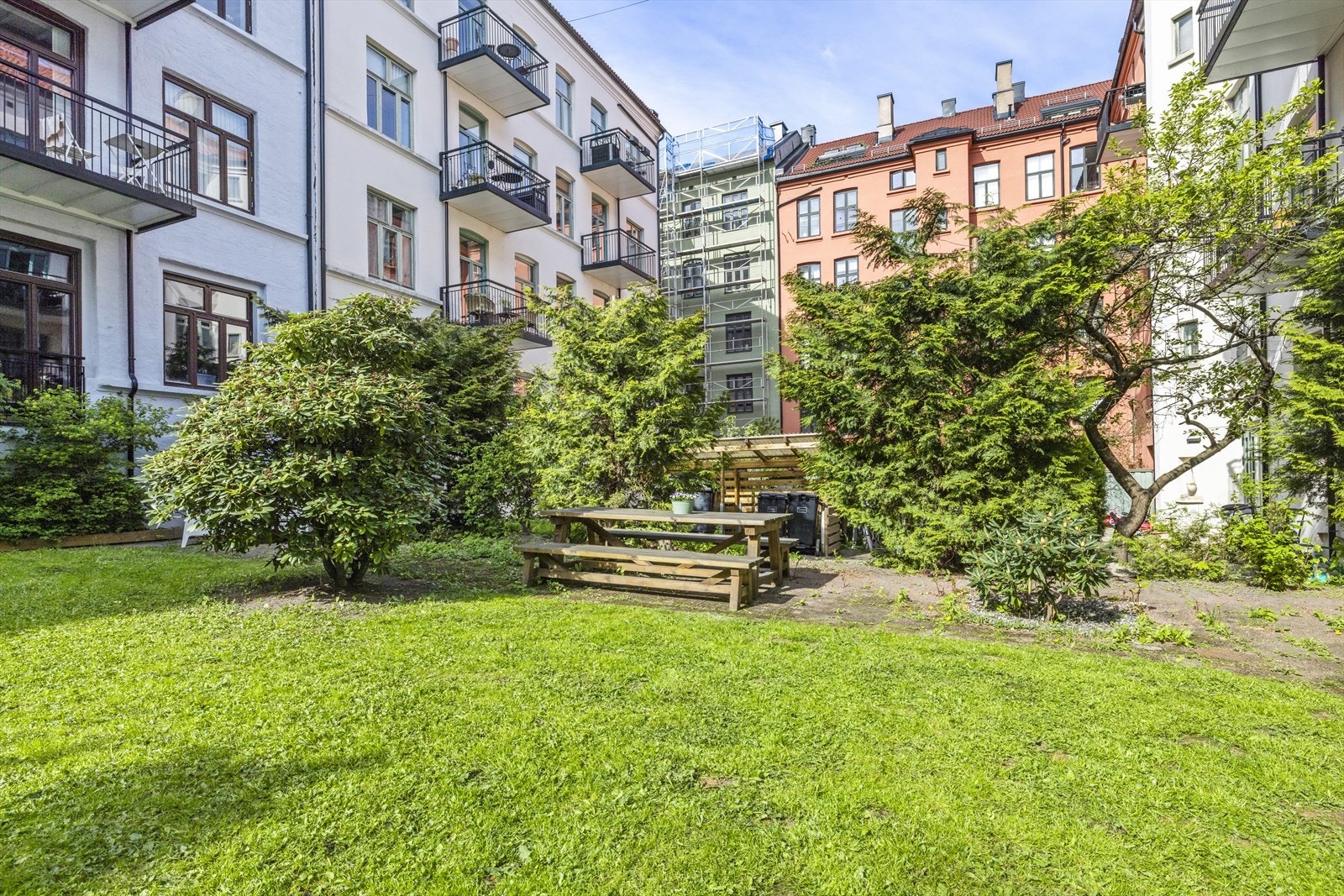 Bebyggelsen er en del av en større bygårdstruktur og rammer inn tomten og skjermer mot støy Galleribilde