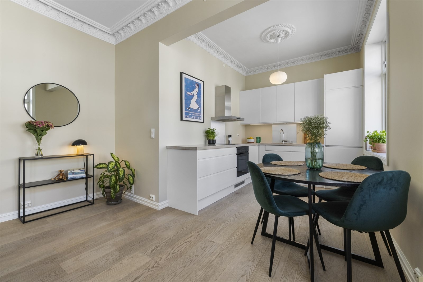 Leiligheten har god planløsning med romslige, lyse rom og store vindusflater med dype karmer som slipper inn godt med naturlig lys Galleribilde