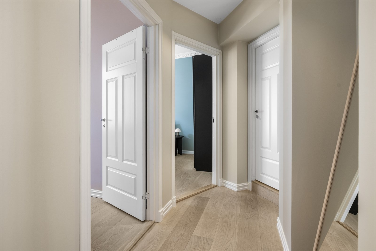 Innbydende entré som gir deg et moderne førsteinntrykk av boligen. Nye spotter i tak fra 2025. Dørcalling er montert Galleribilde