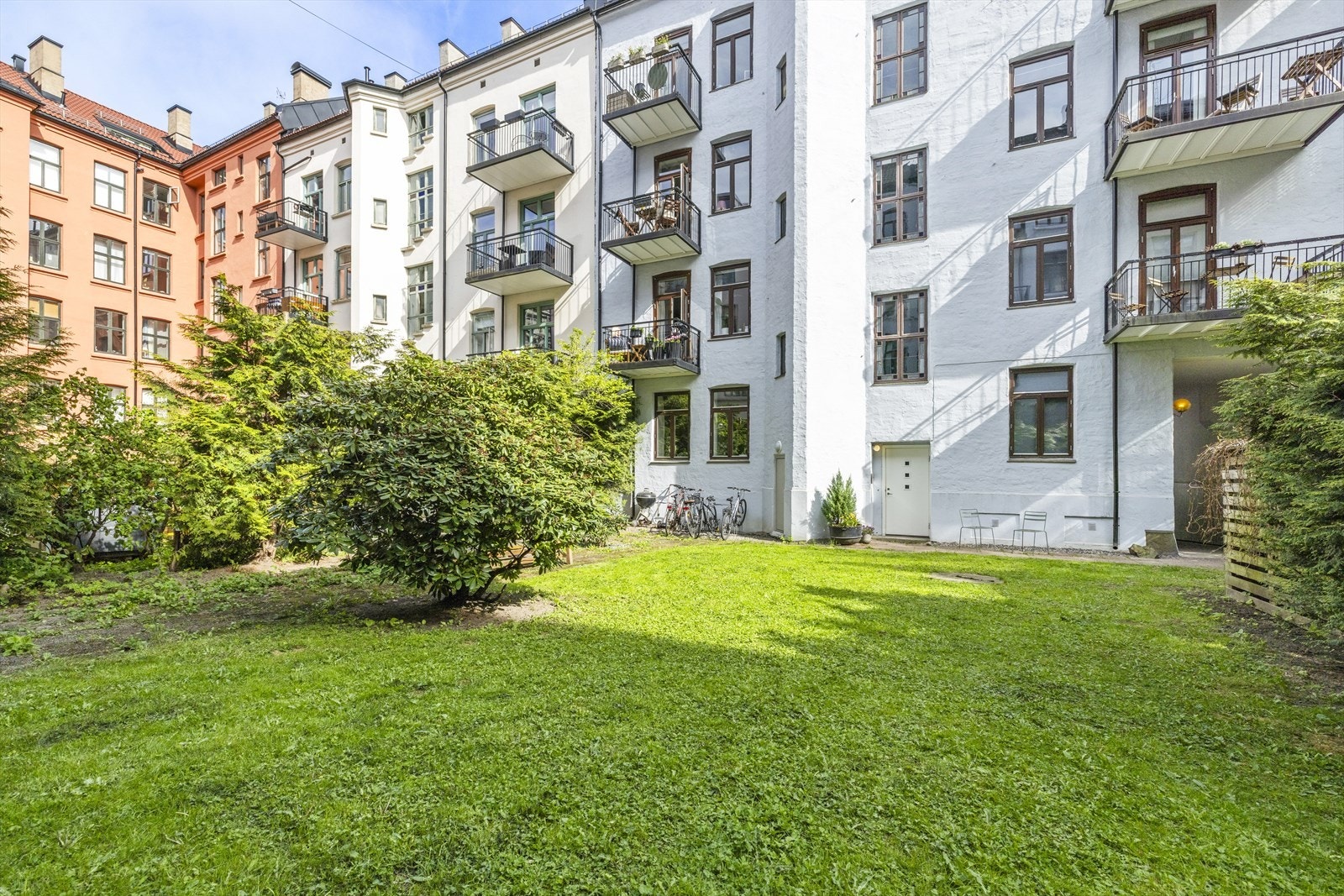 Fellesarealene er pent opparbeidet med grønne områder og trivelige sittegrupper som inviterer til avslapning og sosialt samvær. Felles sykkelparkering i bakgården Galleribilde