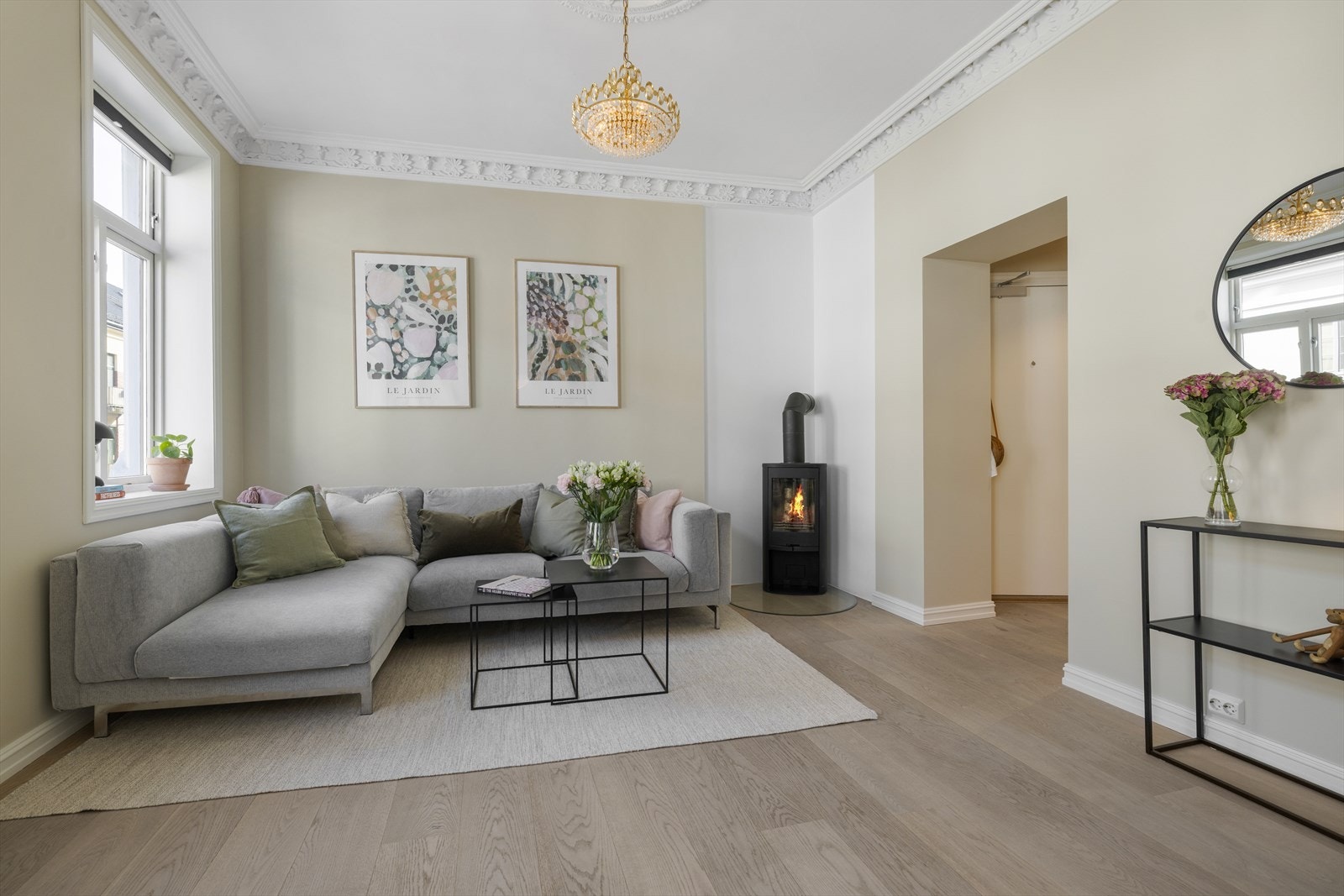 Lys og romslig stue i åpen stue- og kjøkkenløsning. Her er det flere møbleringsmuligheter Galleribilde