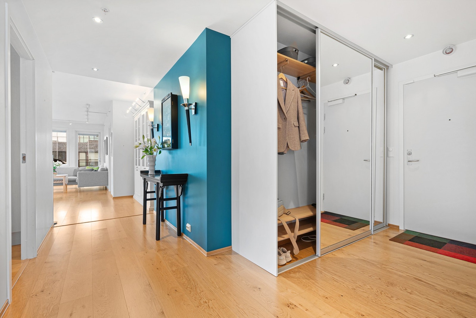 Romslig gang/entré med skyvedørsgarderobe. Galleribilde