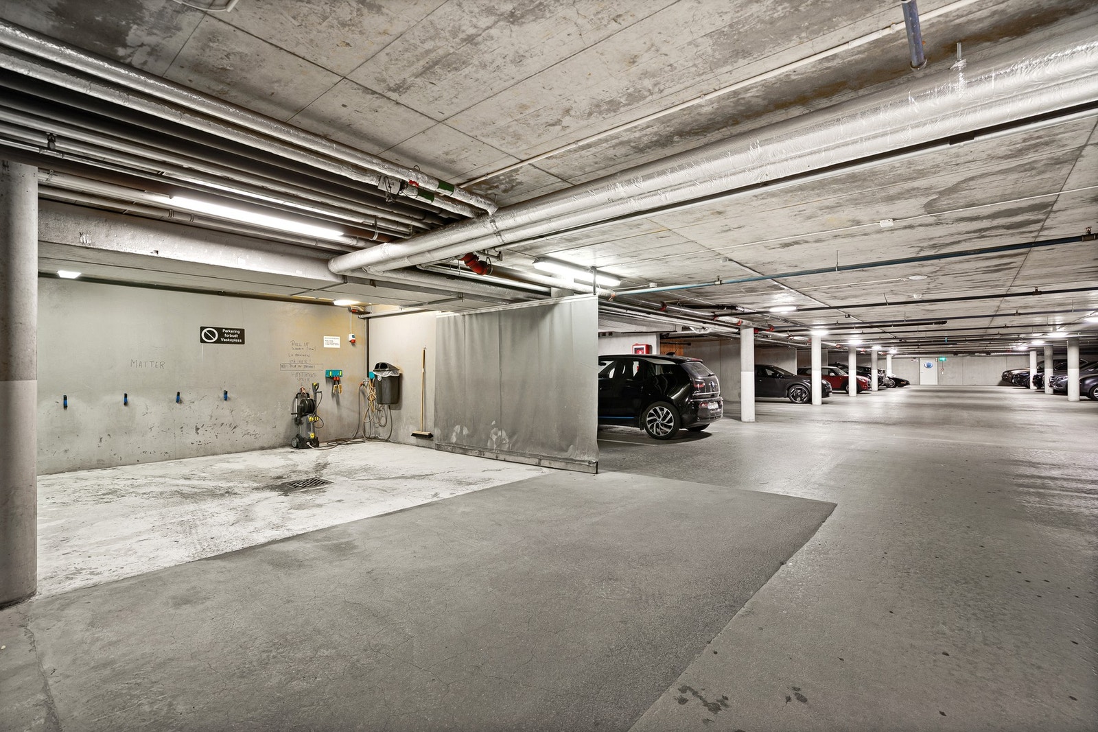 Vaskeplass i garasje. Galleribilde