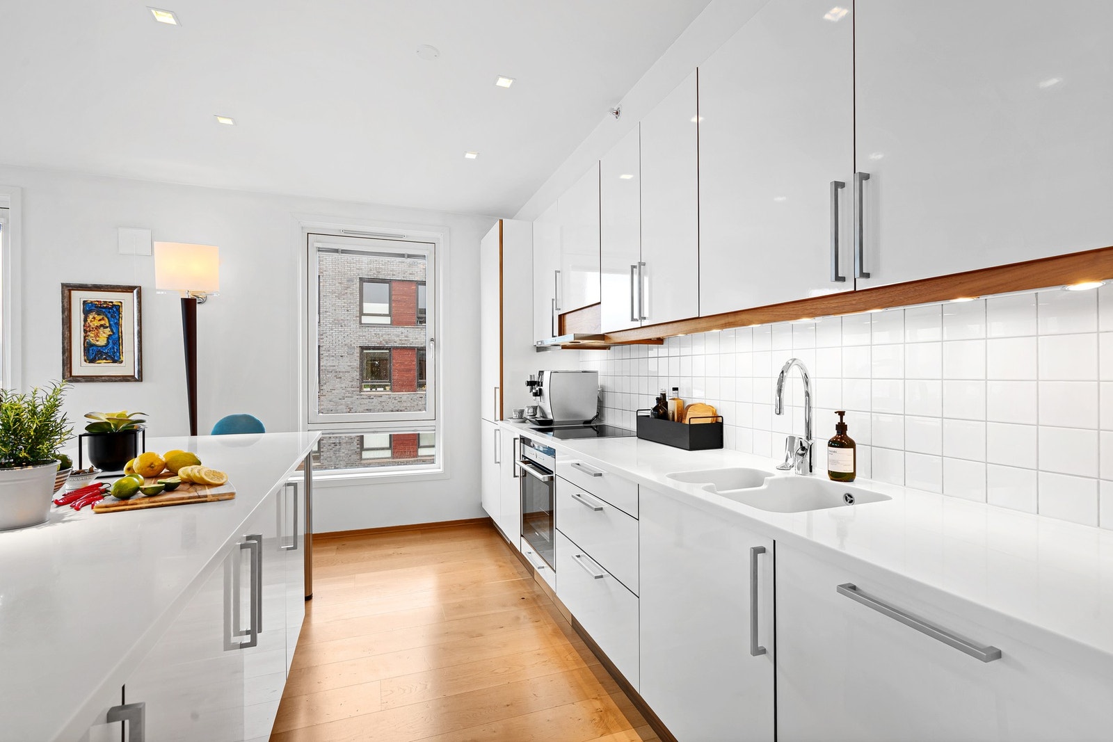 Kjøkkenet har Corian benkeplate. Galleribilde