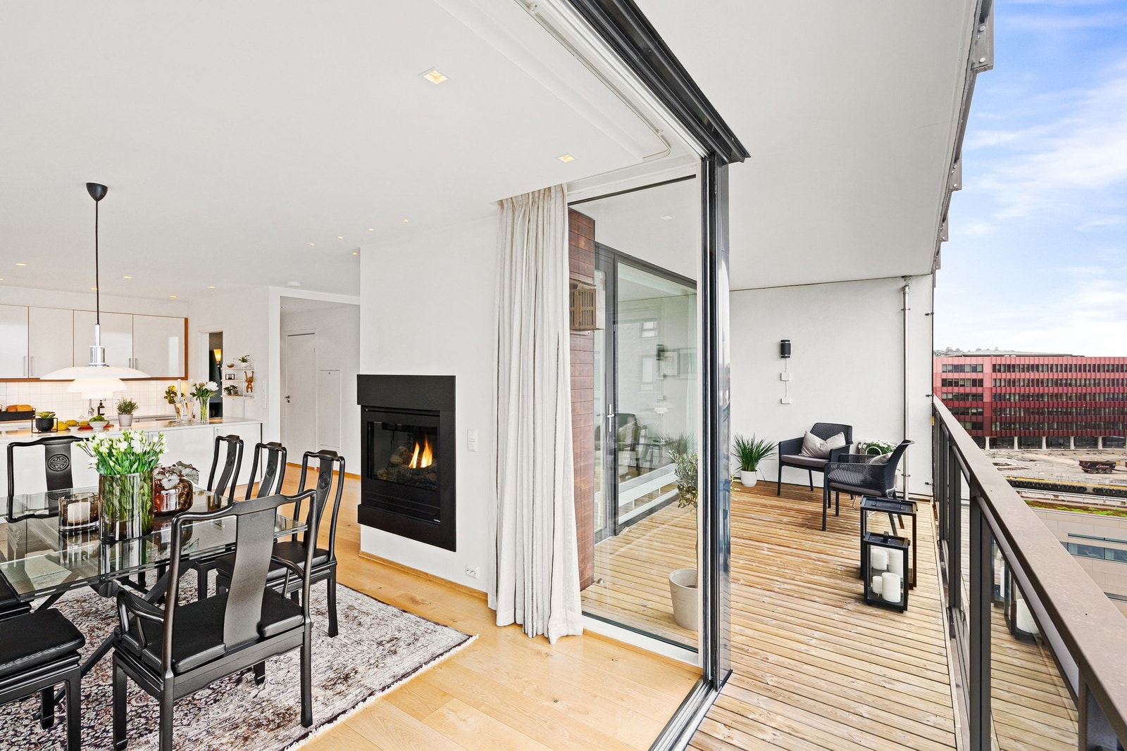 Balkong og stue flyter sømløst sammen. Galleribilde