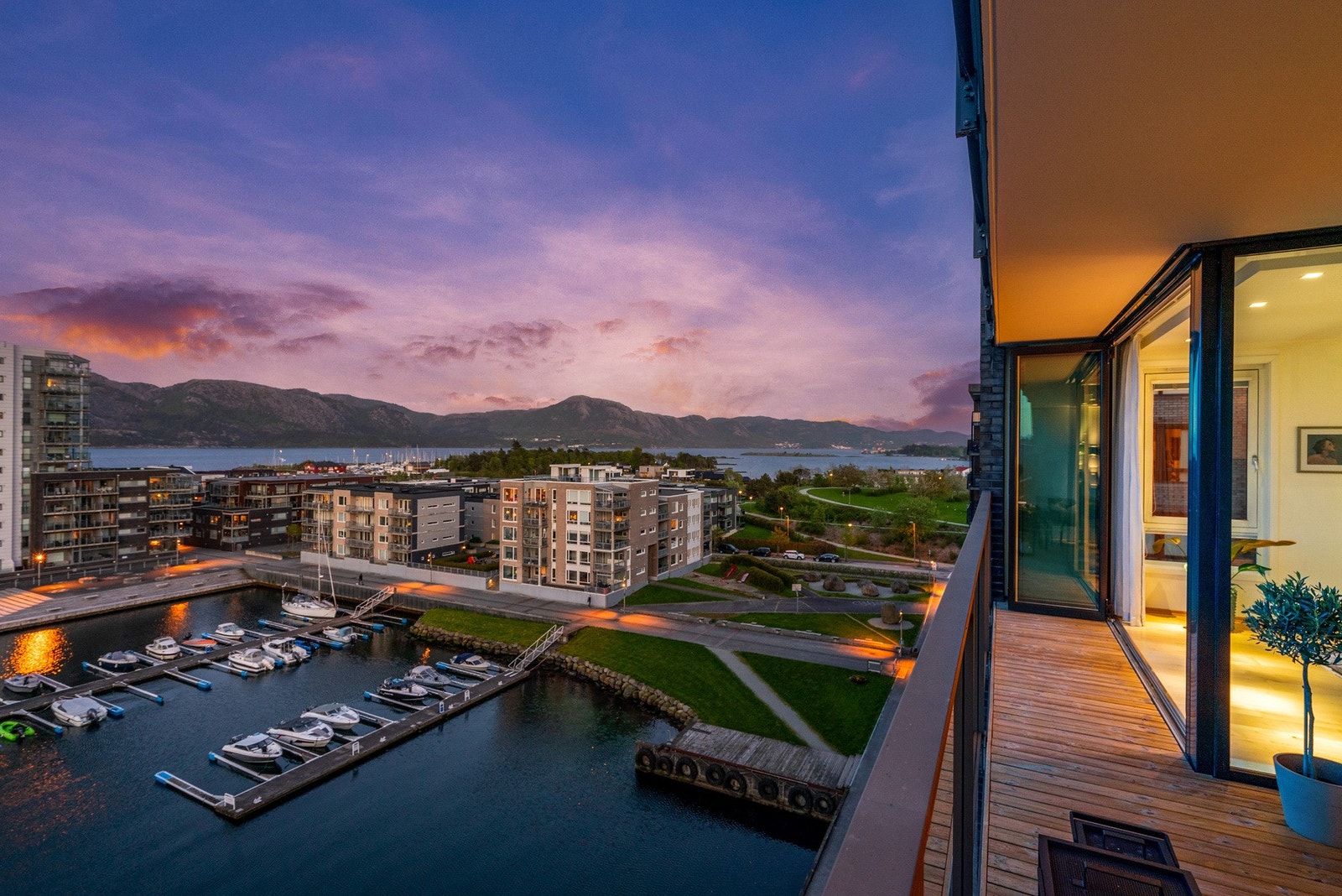 Fra leiligheten er det fantastisk utsikt mot fjord og fjell. Galleribilde