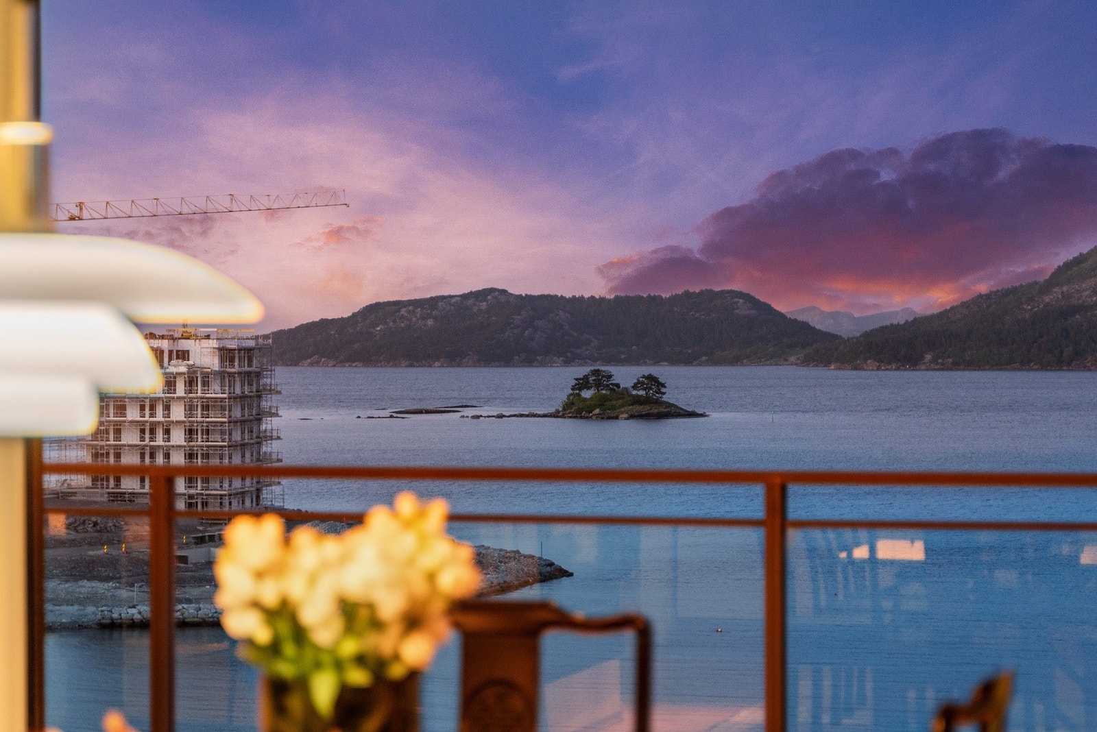 Inviter gjester og nyt både middag og utsikten sammen. Galleribilde