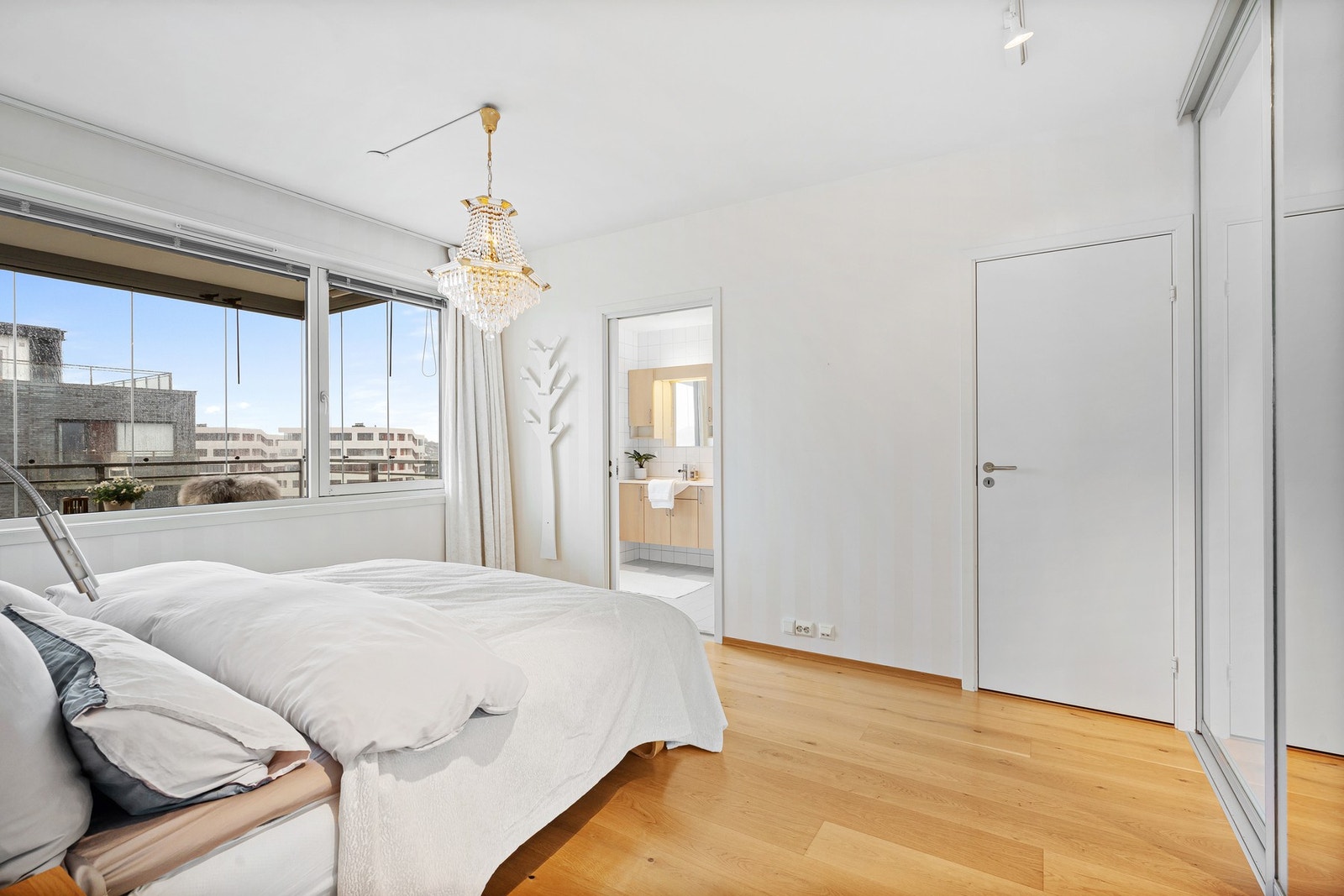 Soverommet har direkte adkomst til eget bad og walk-in closet. Galleribilde