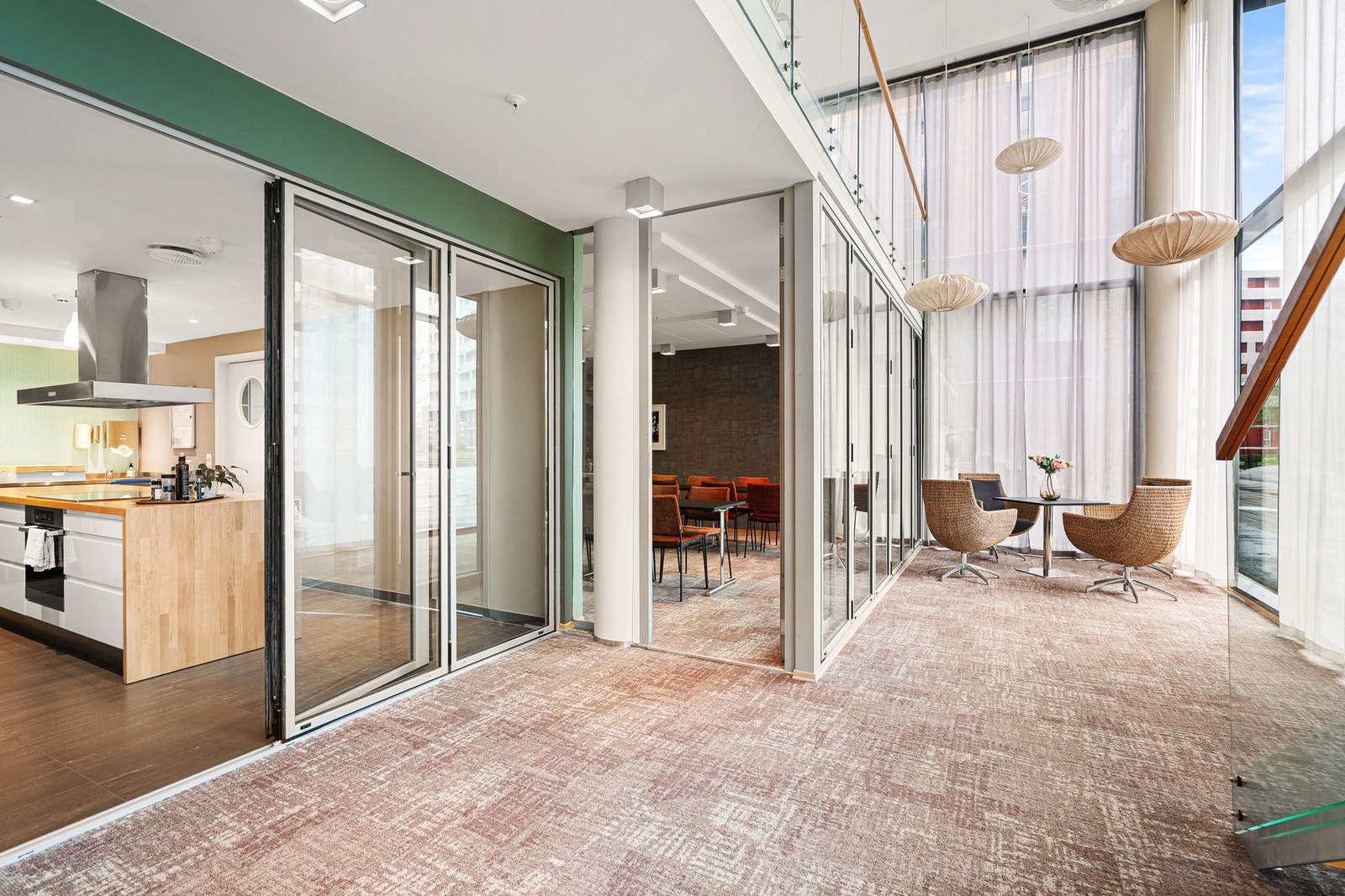 Selskapslokale med kjøkken. Galleribilde