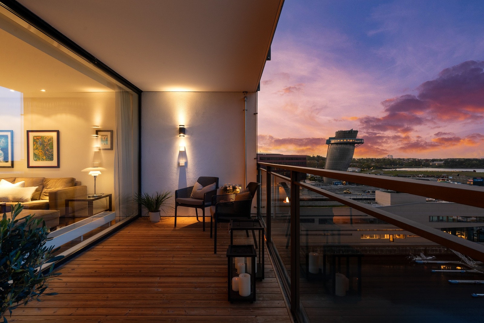 En lun og trivelig balkong som innbyr til avslapping og hygge Galleribilde