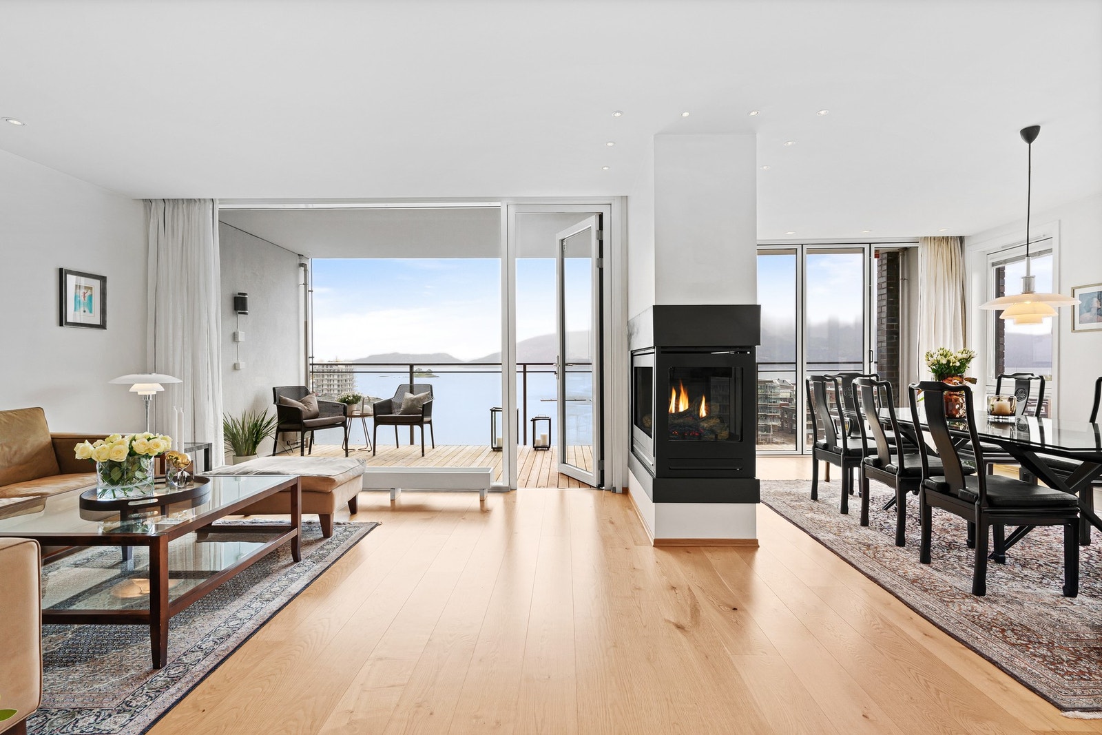 Gasspeisen blir et naturlig romskille mellom spisestue og sofakrok. Galleribilde