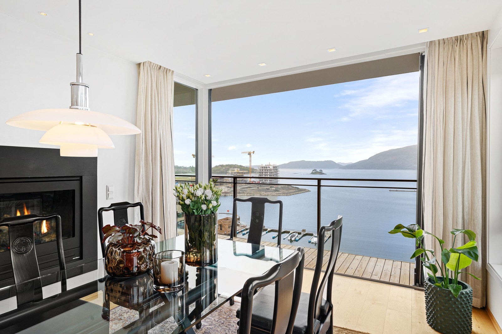 Utsikten gjør rommet levende gjennom hele dagen. Galleribilde