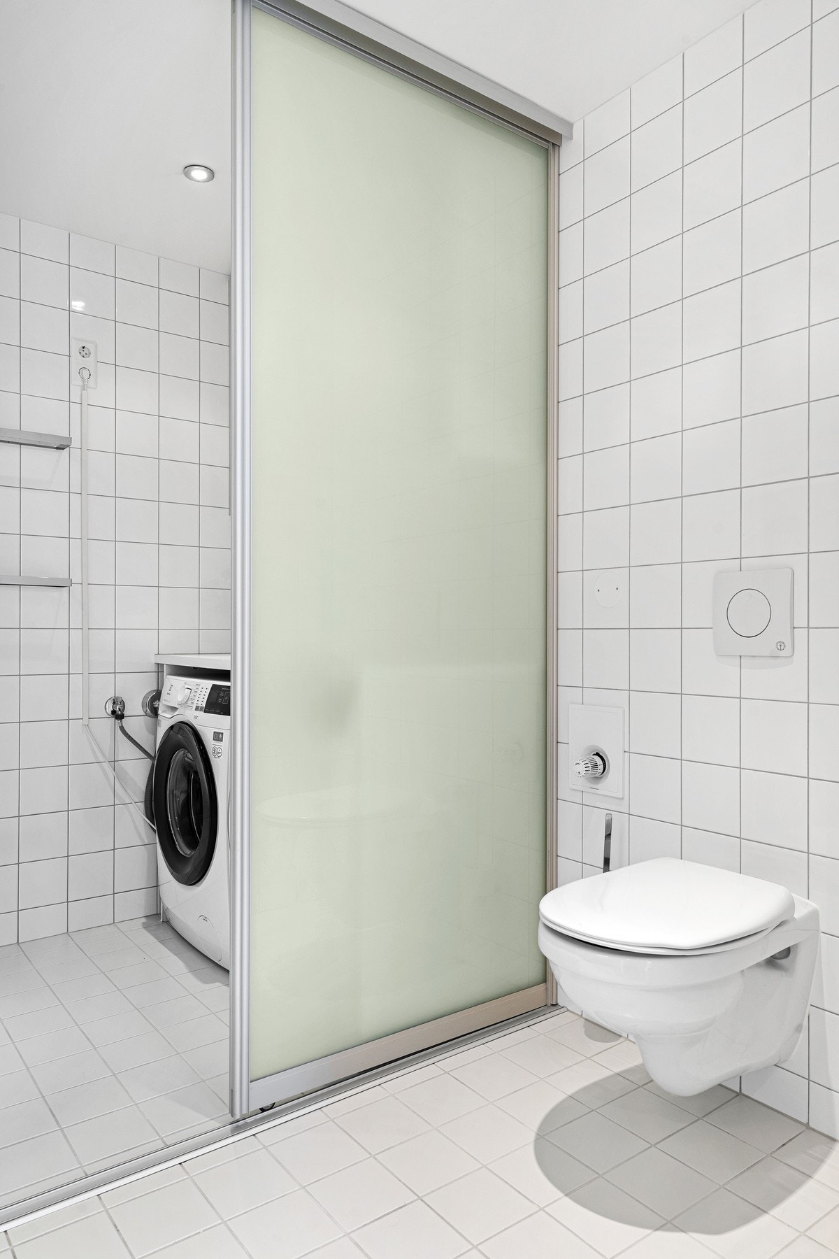 Dusj og vaskemaskin/tørketrommel er skjult bak skyvedører. Galleribilde