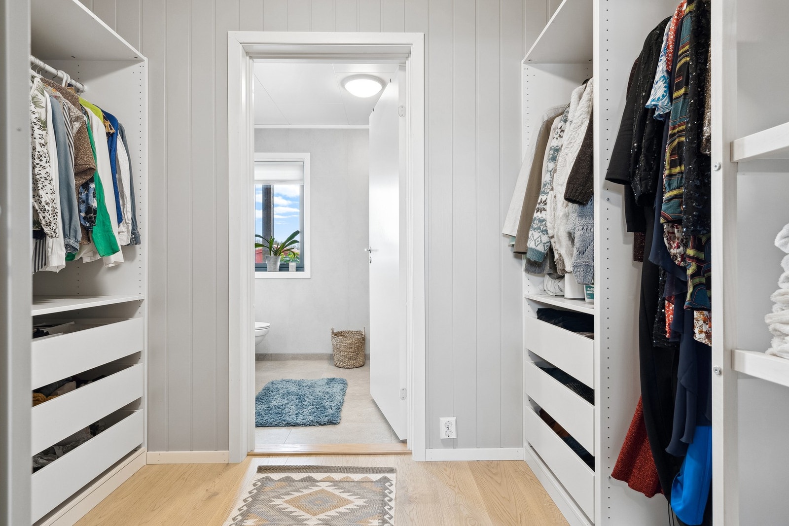 Walk-in garderobe med mye oppbevaringsplass. Galleribilde