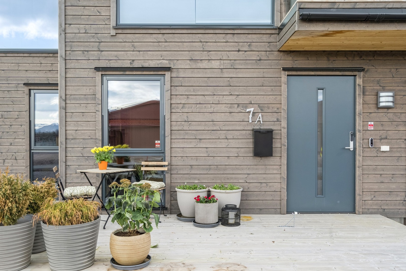 Innbydende inngangsparti, med platting og plass for enkel møblering. Galleribilde