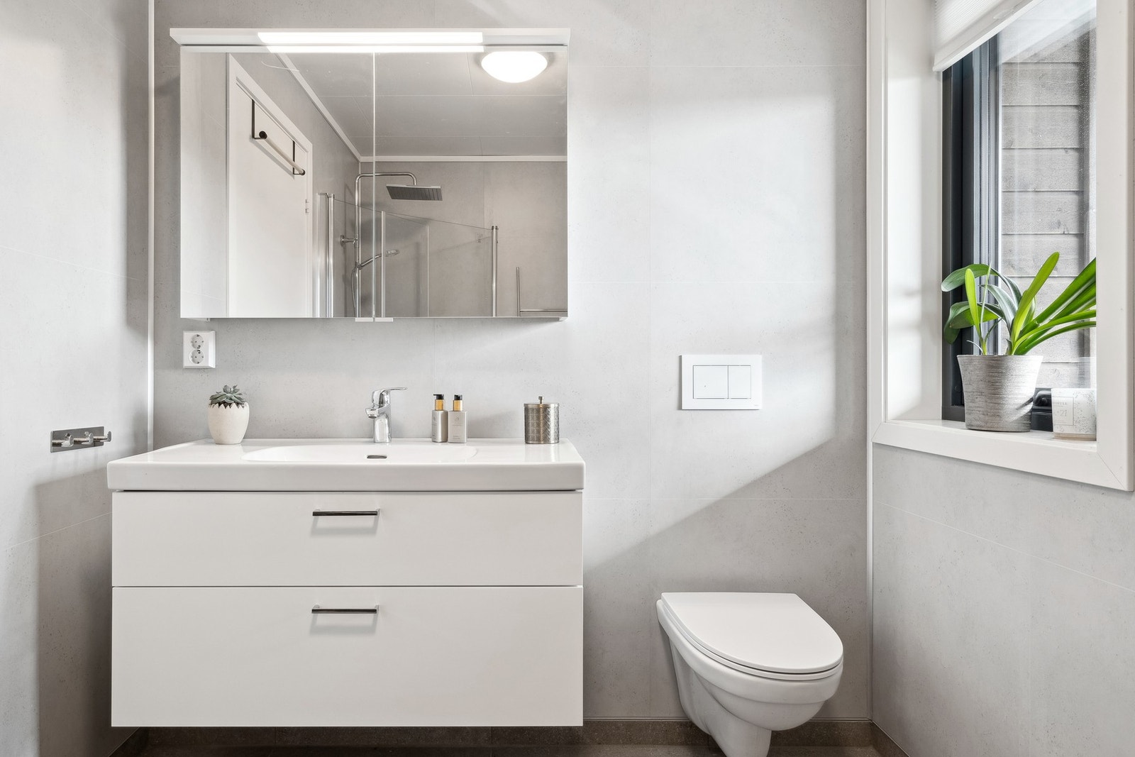Delikat en-suite-baderom med 60x60 flis på gulv og herlig gulvvarme. Romslig og lys innredning. Galleribilde